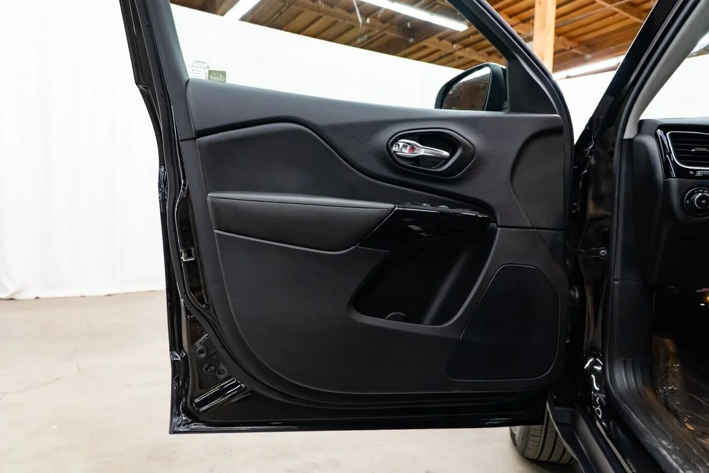 Used 2023 Black Jeep Altitude image 22