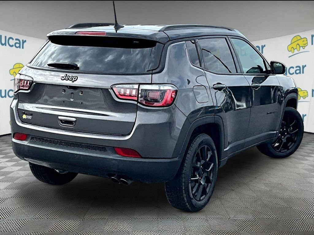 Used 2022 Gray Jeep Latitude image 6