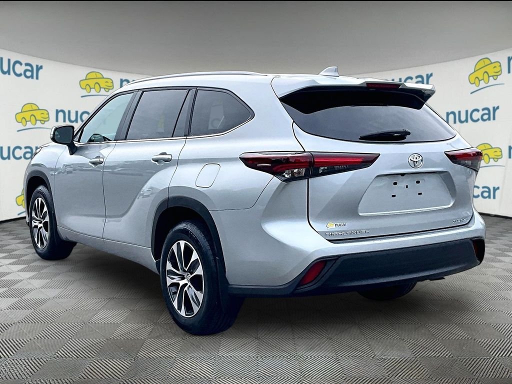 Used 2025 Silver Toyota XLE image 4