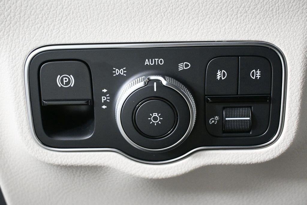 New 2026 Polar White Mercedes-Benz GLA 250 image 10