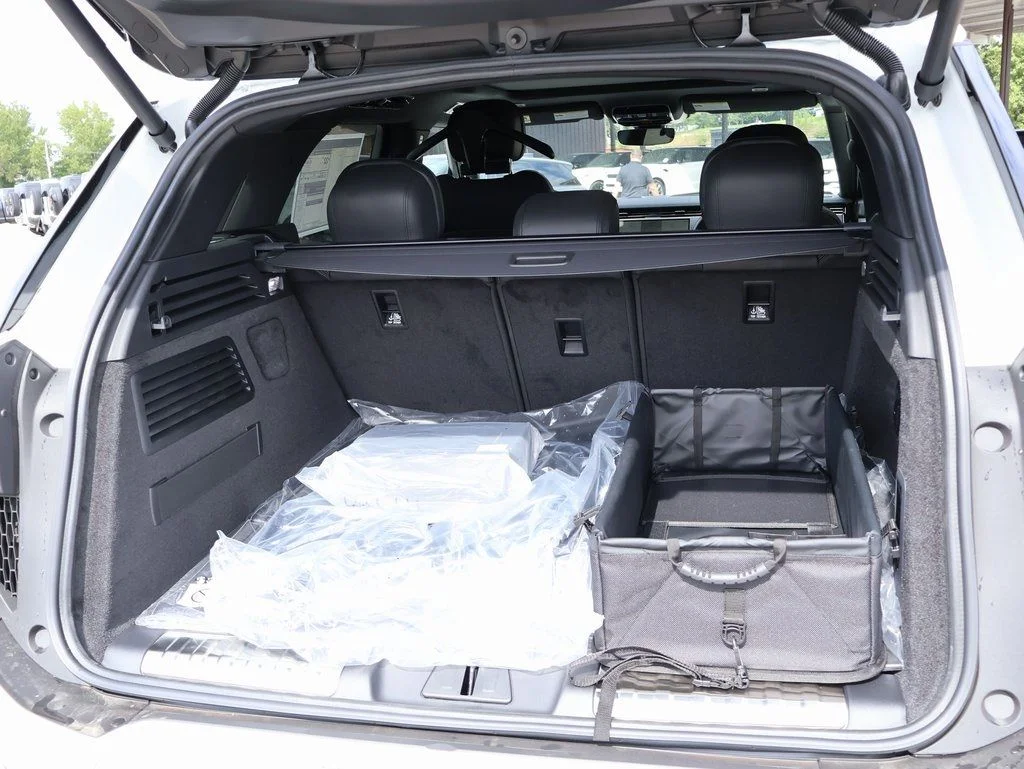 New 2025 Fuji White Land Rover Dynamic SE image 17