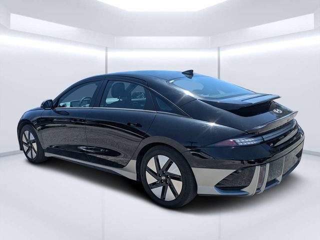 Used 2023 Black Hyundai SE image 5