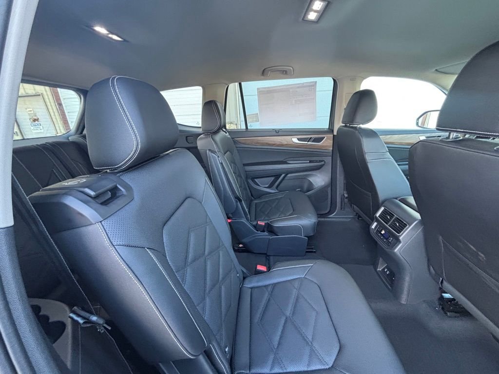 New 2026 Silver Volkswagen 2.0T SE w/Technology image 17