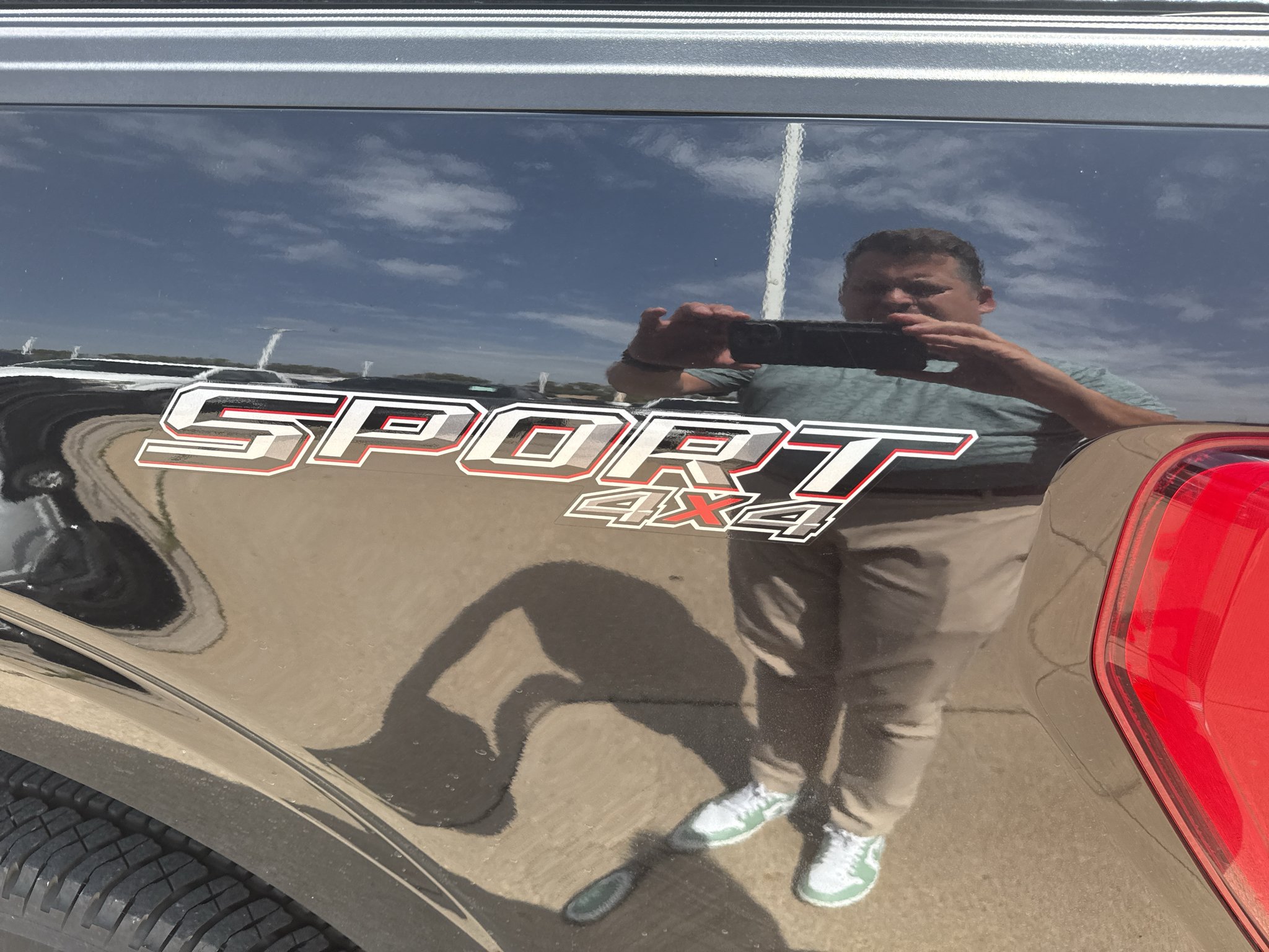 Used 2023 Agate Black Metallic Ford LARIAT image 10