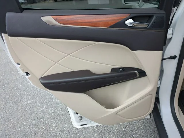 Used 2019 White Lincoln Select image 27