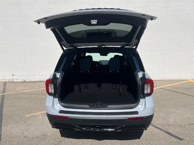 New 2026 Space White Metallic Ford ST-Line image 41