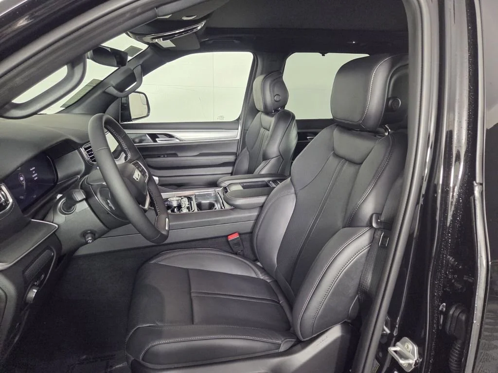 New 2026 High Gloss Black Exterior Paint Jeep Limited Reserve image 8