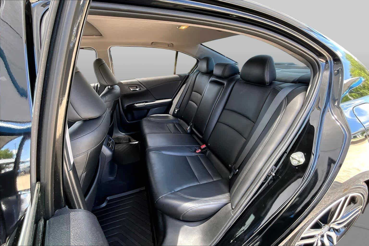 Used 2017 Crystal Black Pearl Honda Touring image 21
