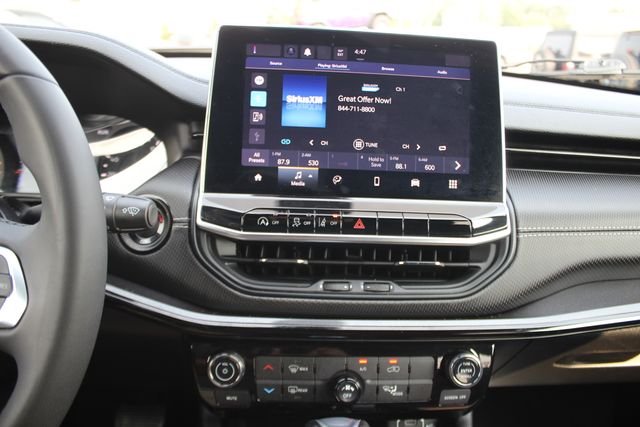 Used 2022 Gray Jeep Latitude image 4