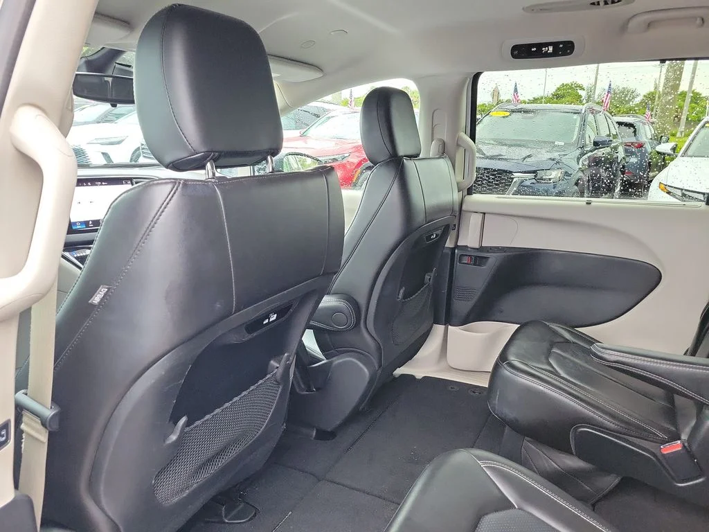 Used 2023 White Chrysler Touring L image 11