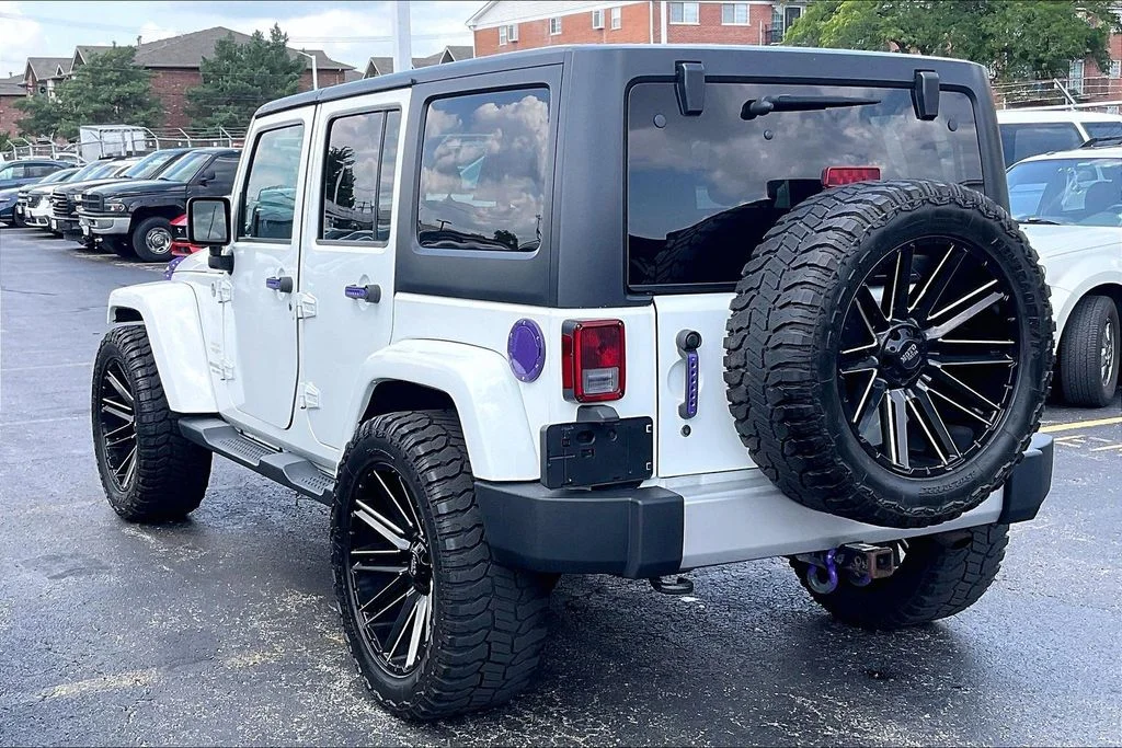 Used 2015 White Jeep Unlimited Sahara image 10