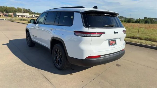 New 2027 Bright White Clear-Coat Paint Jeep Laredo Altitude image 7