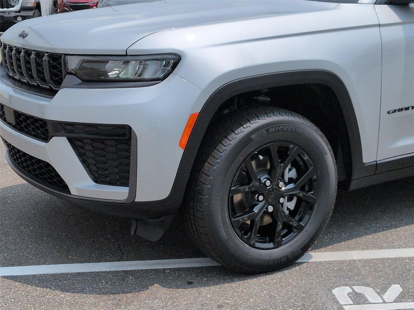New 2026 Silver Zynith Exterior Paint Jeep Laredo Altitude image 9