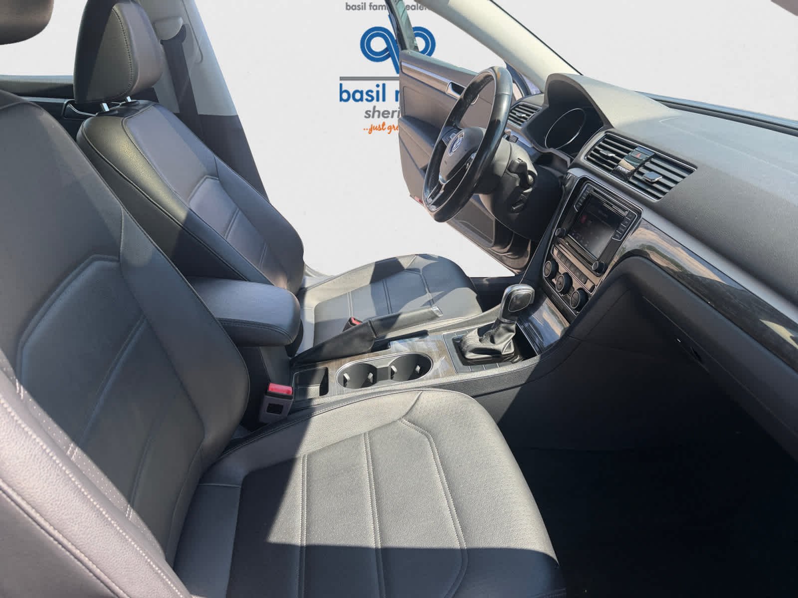 Used 2018 Deep Black Pearl Metallic Volkswagen 2.0T SE image 21