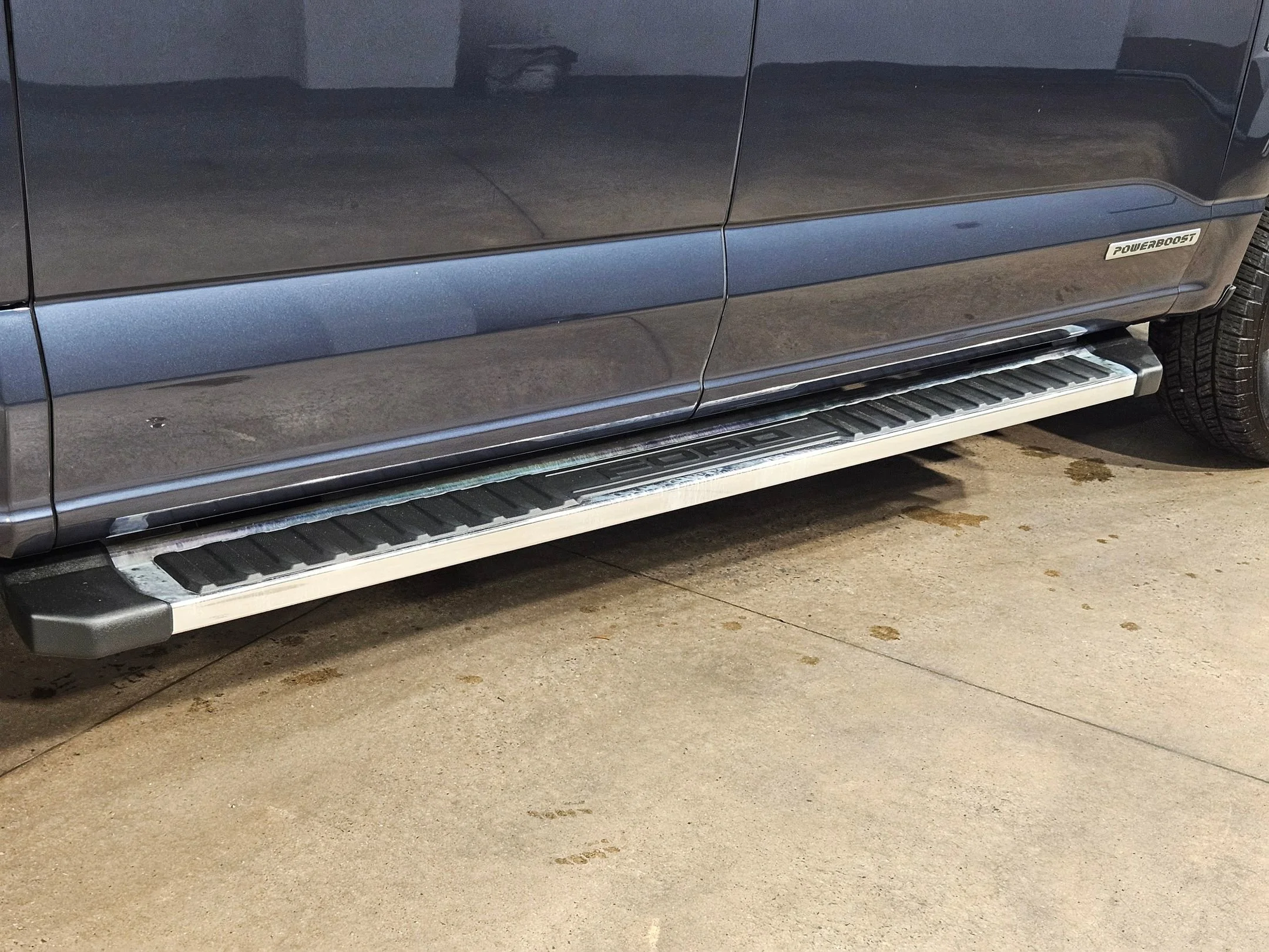 Used 2022 Smoked Quartz Metallic Tinted Clearcoat Ford LARIAT image 37