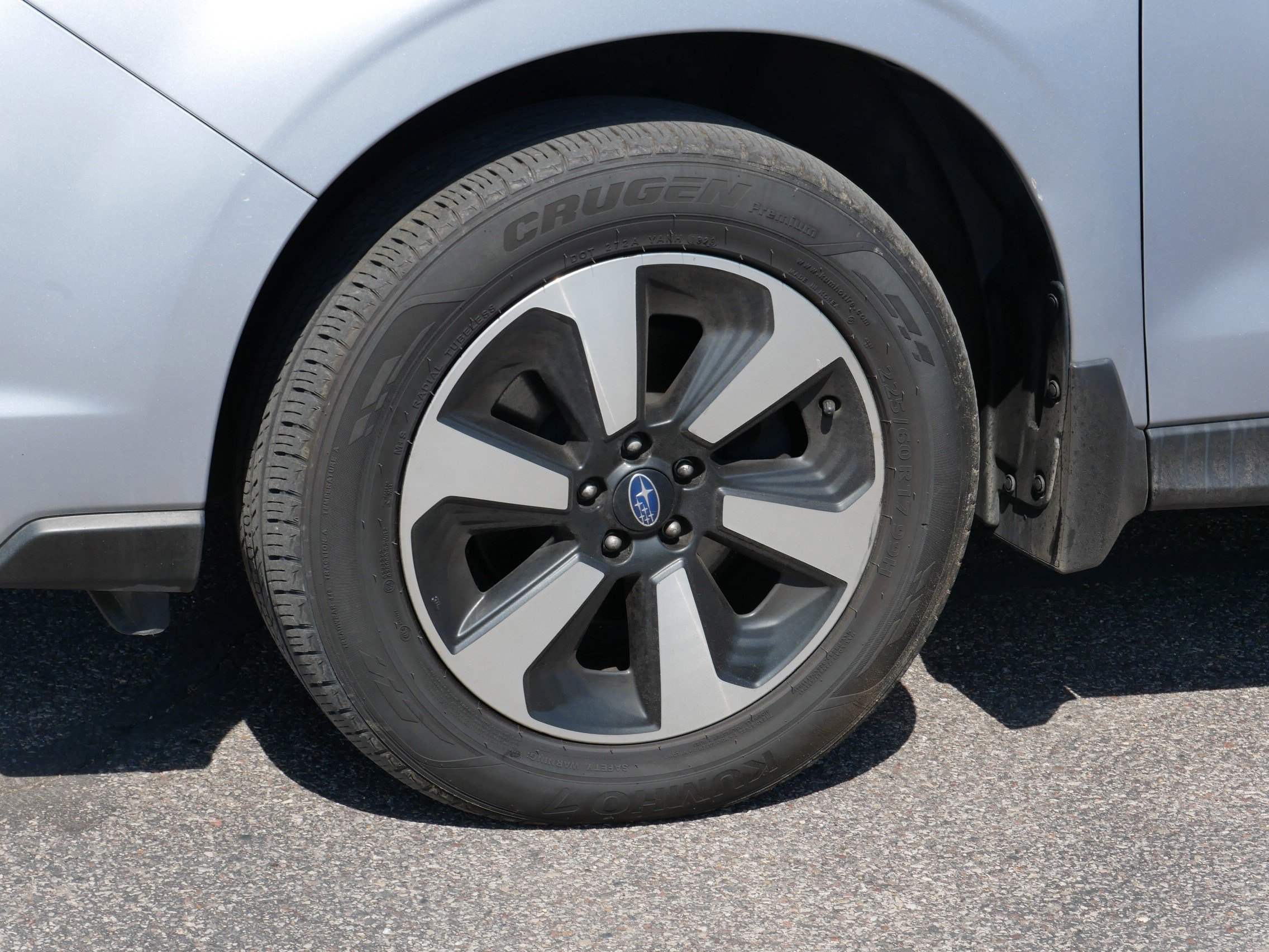 Used 2017 Ice Silver Metallic Subaru Limited image 2