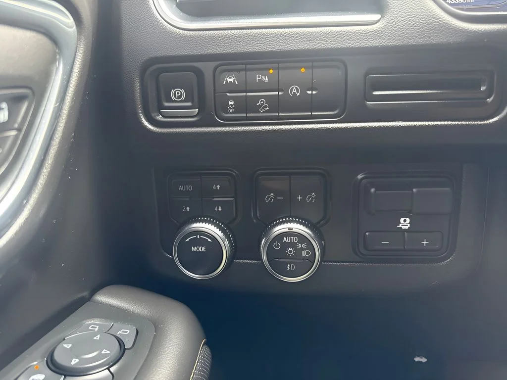 Used 2024 White GMC AT4 image 15