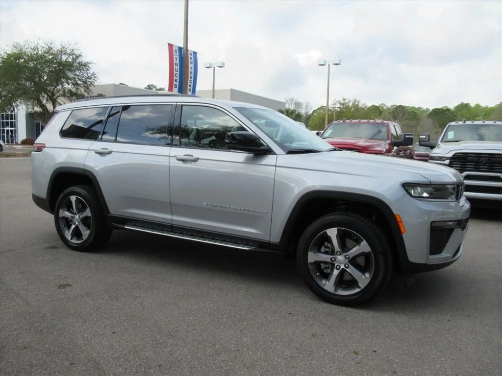 New 2026 Silver Zynith Exterior Paint Jeep Limited image 2