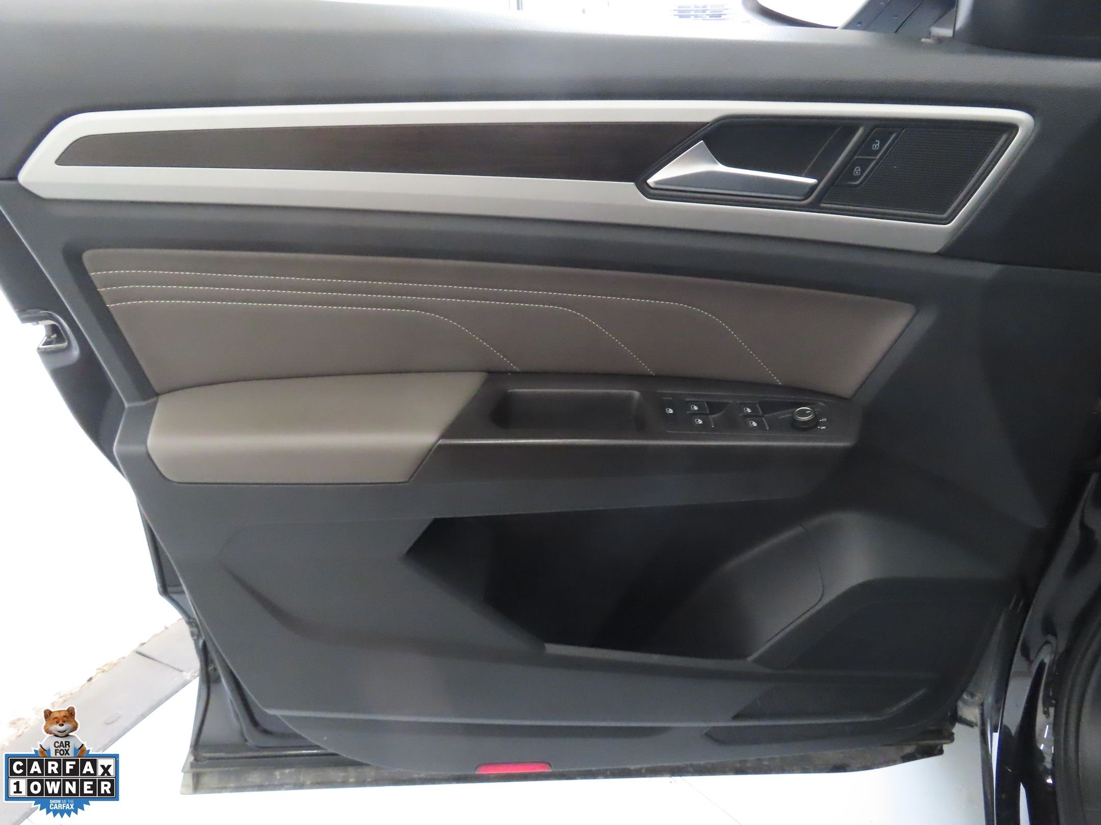 Used 2022 Black Volkswagen 2.0T SE w/Technology image 10