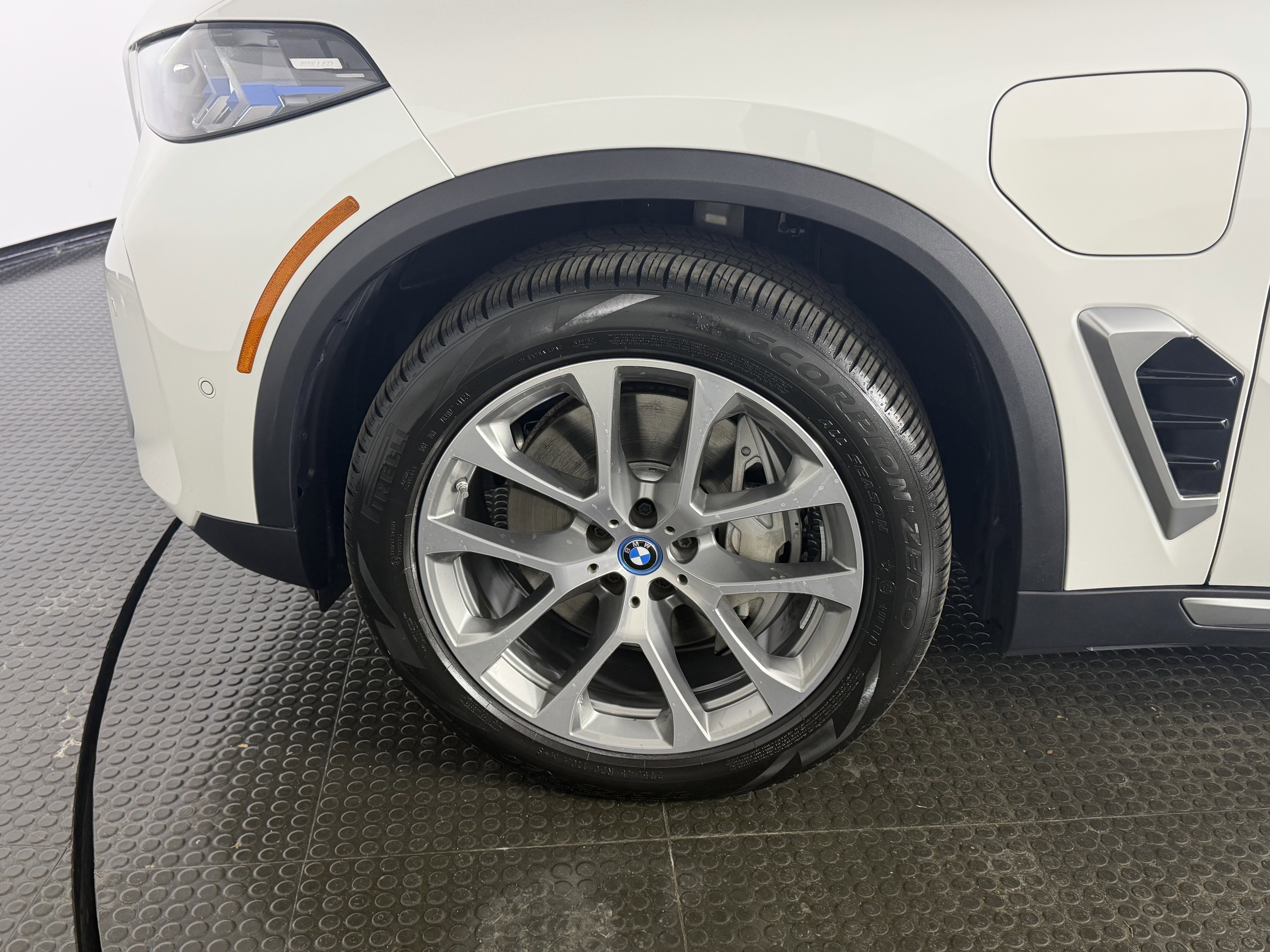 Used 2025 MINERAL WHITE MET BMW xDrive50e image 7