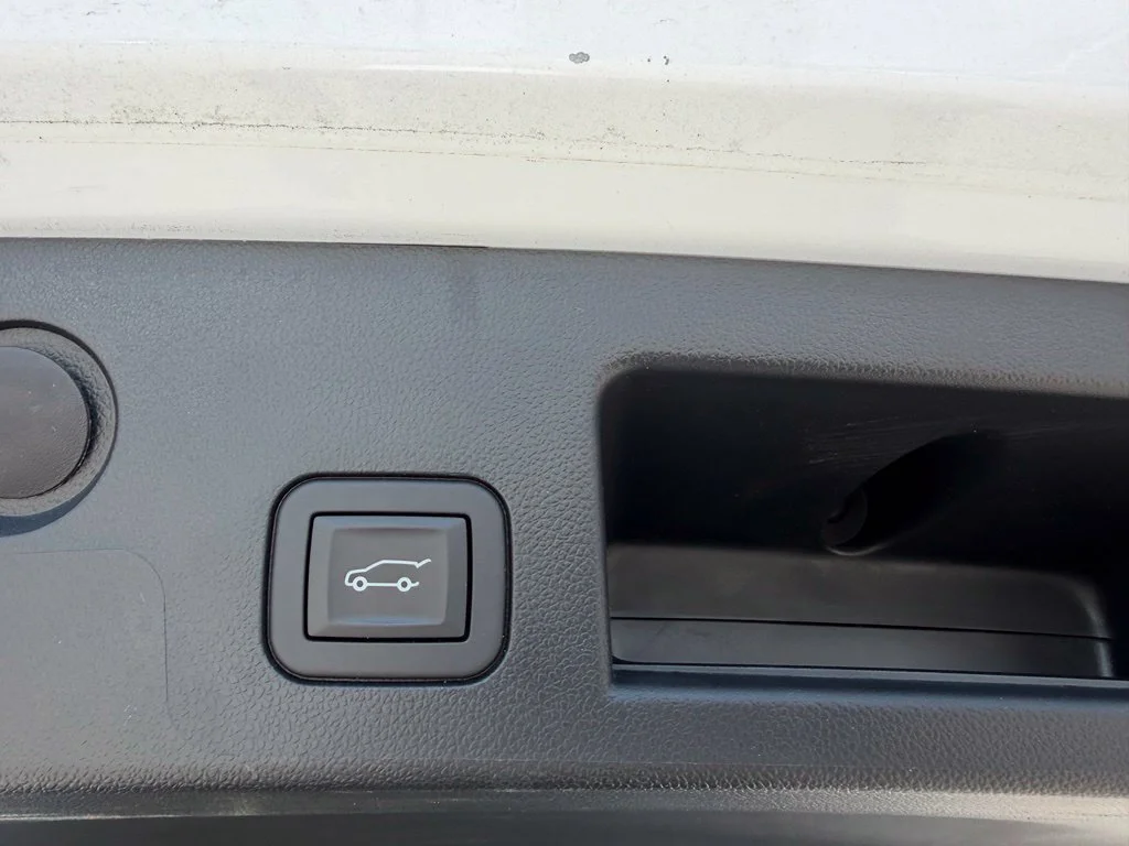 Used 2025 Summit White Chevrolet LT image 22