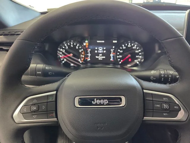 New 2026 Diamond Black Crystal Pearlcoat Jeep Latitude image 23