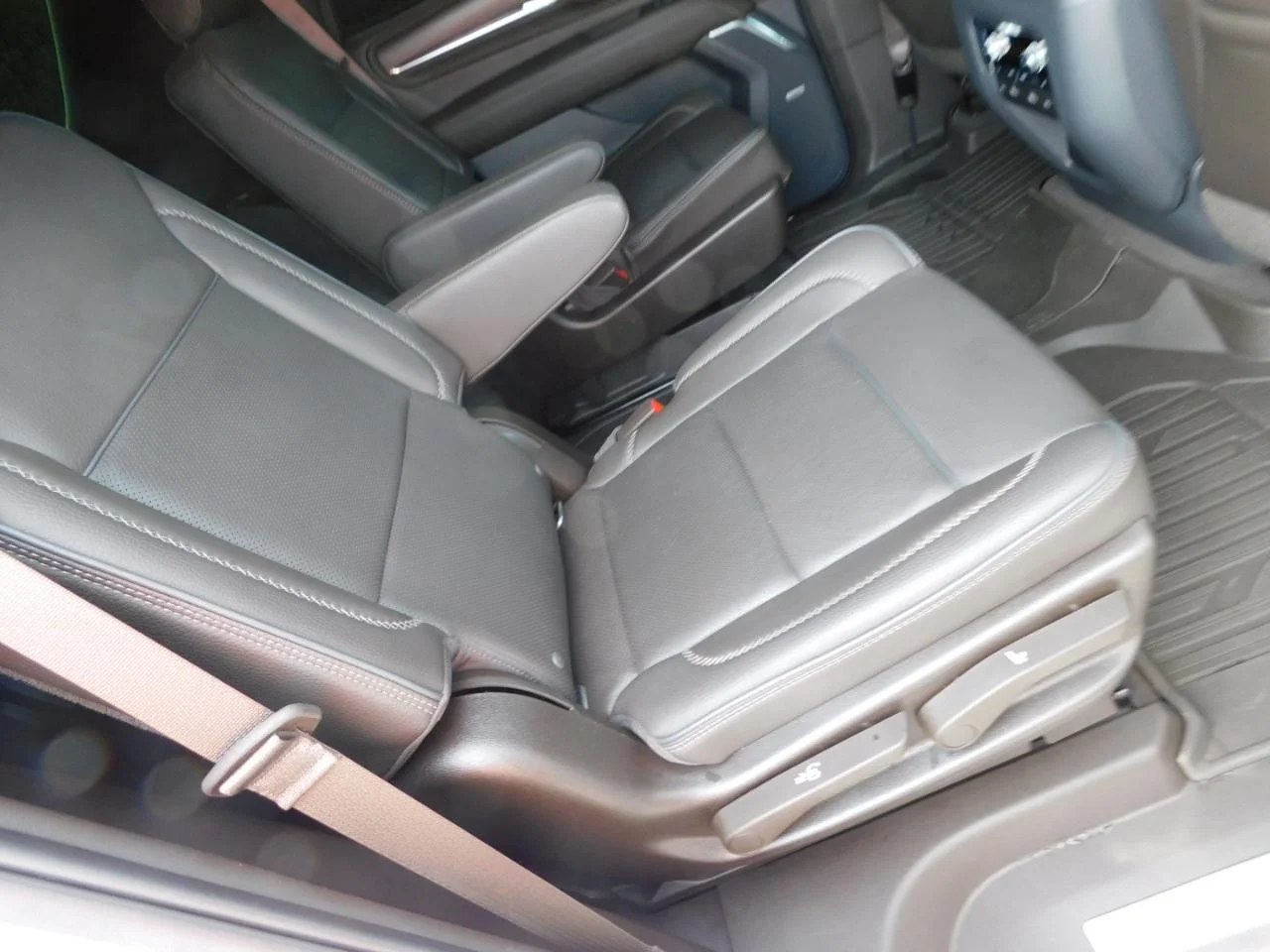Used 2021 White GMC 4WD 4dr Denali image 12
