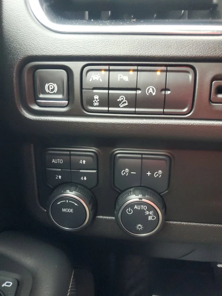 Used 2024 Summit White Chevrolet Premier image 32