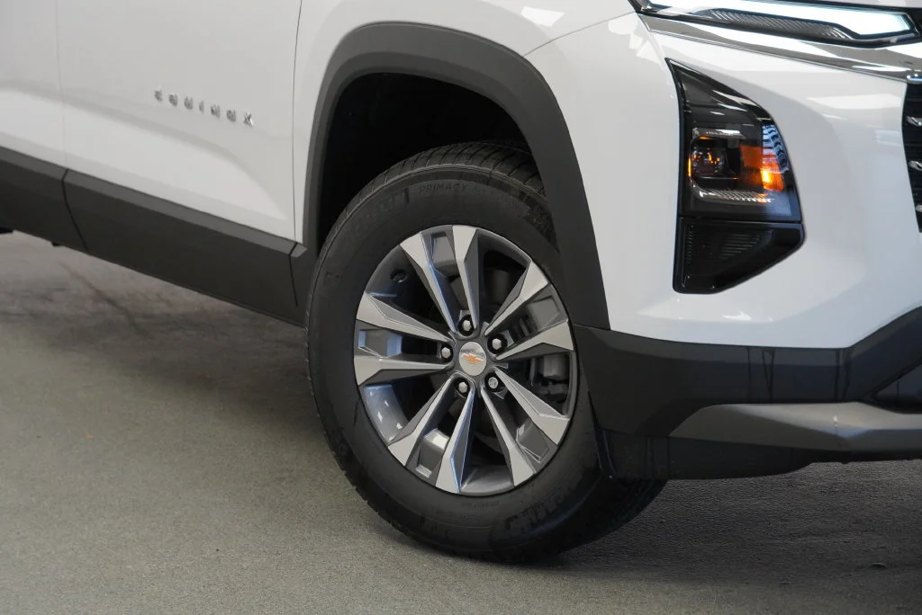 New 2027 Summit White Chevrolet LT image 10