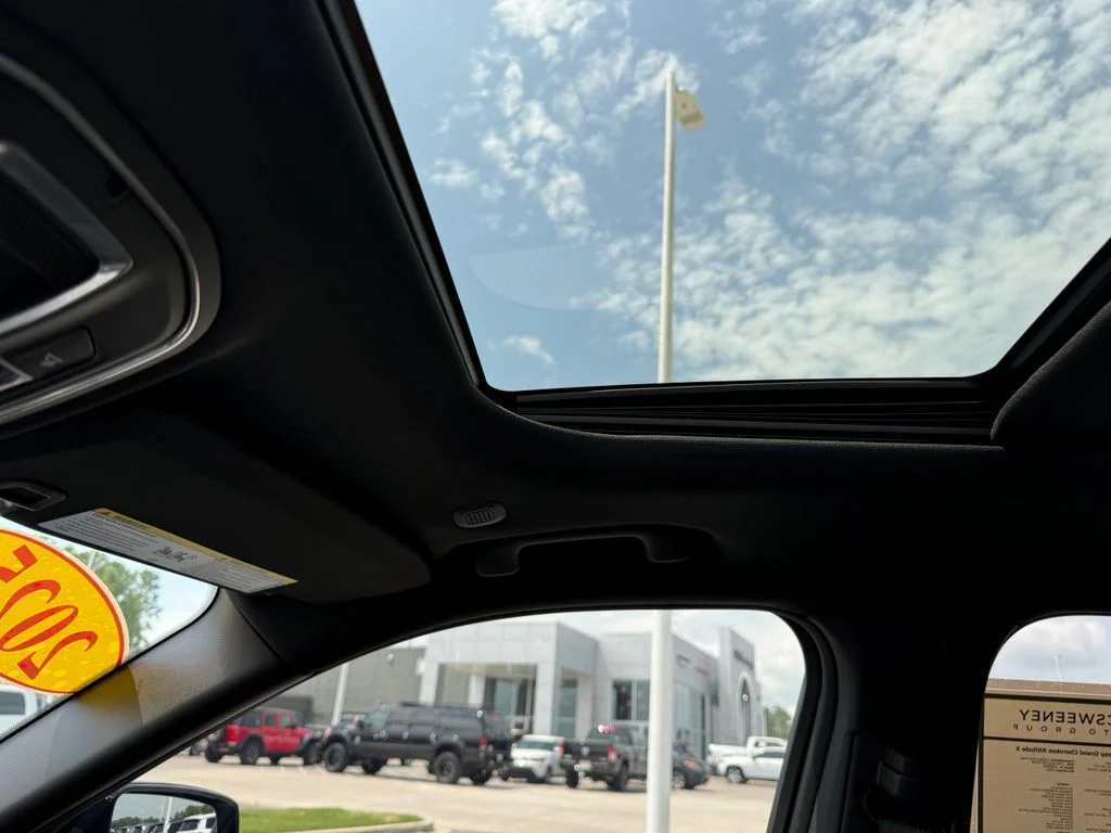 Used 2025  Jeep Altitude X image 17
