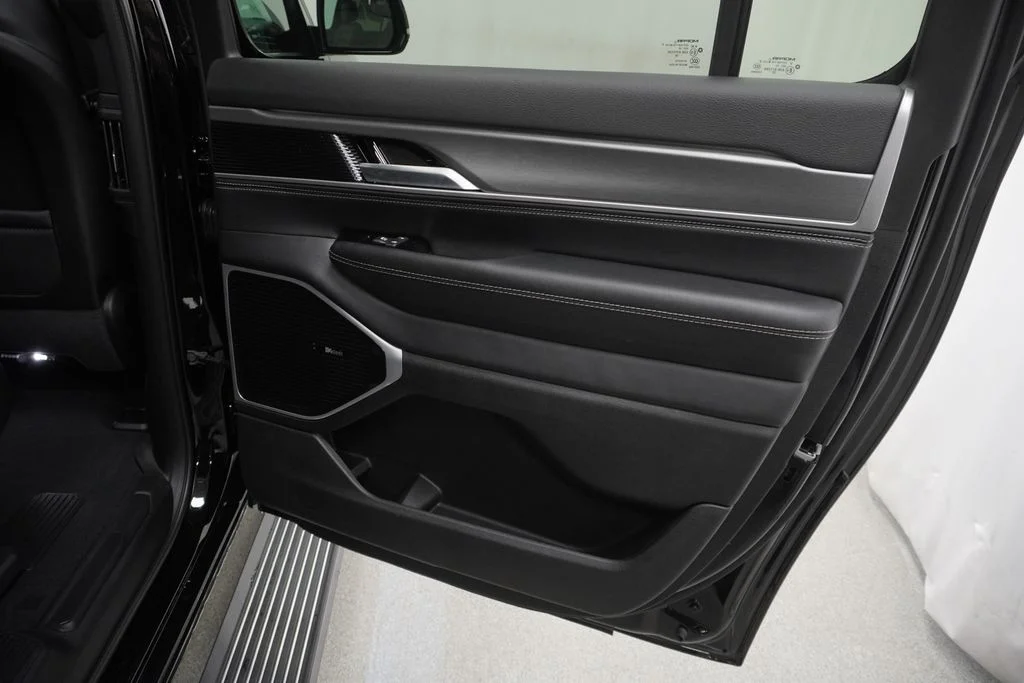 New 2026 High Gloss Black Exterior Paint Jeep Limited Altitude image 32