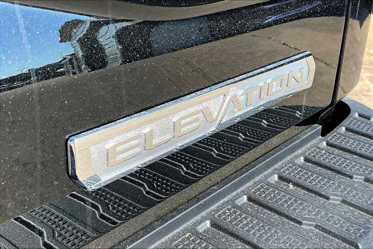 Used 2025 Onyx Black GMC Elevation image 15