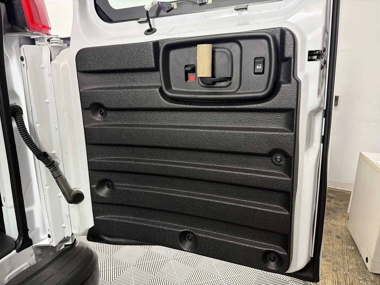 2025 GMC Savana Cargo Work Van - Photo 19