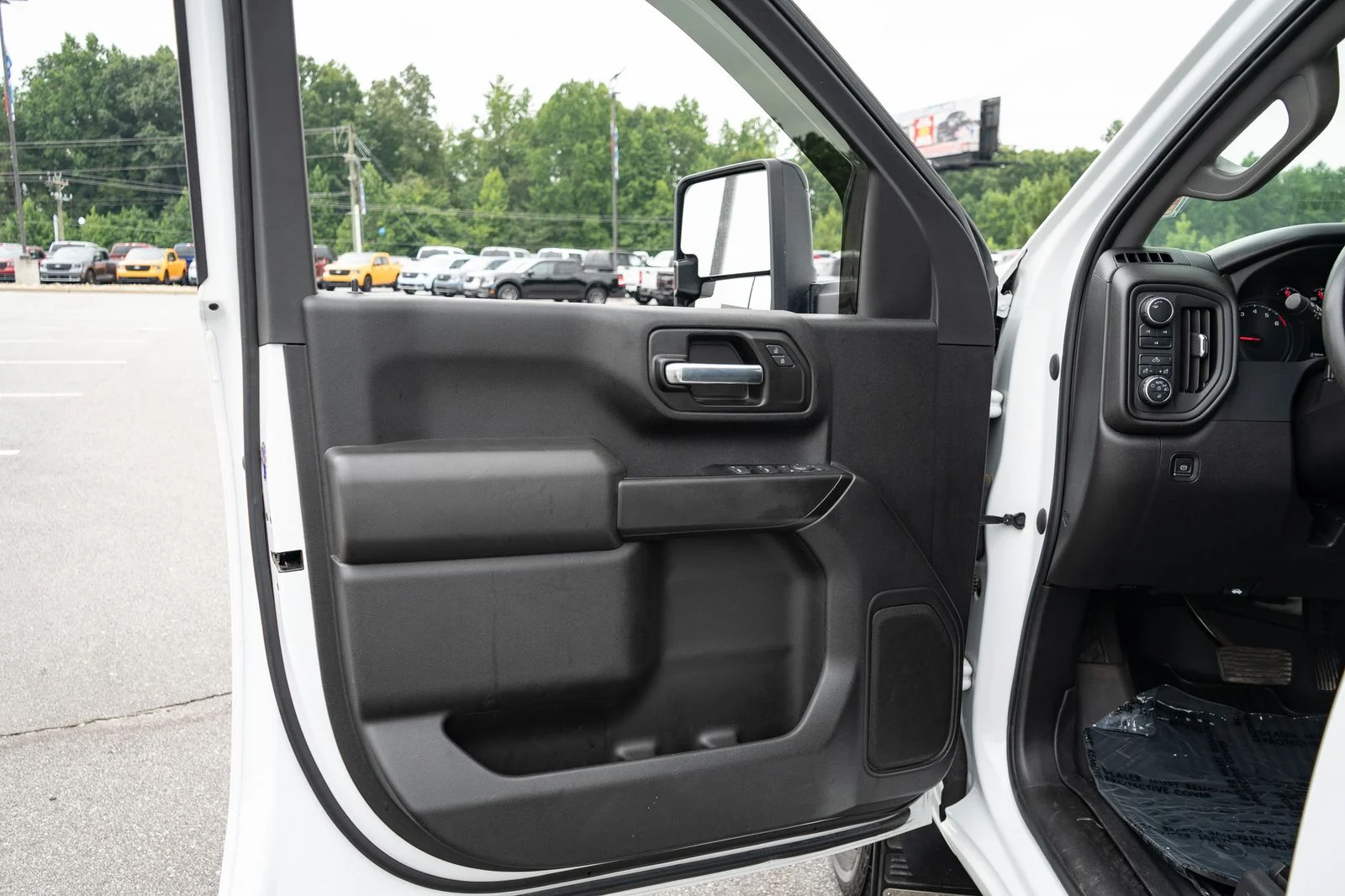 Used 2022 White Chevrolet Custom image 16