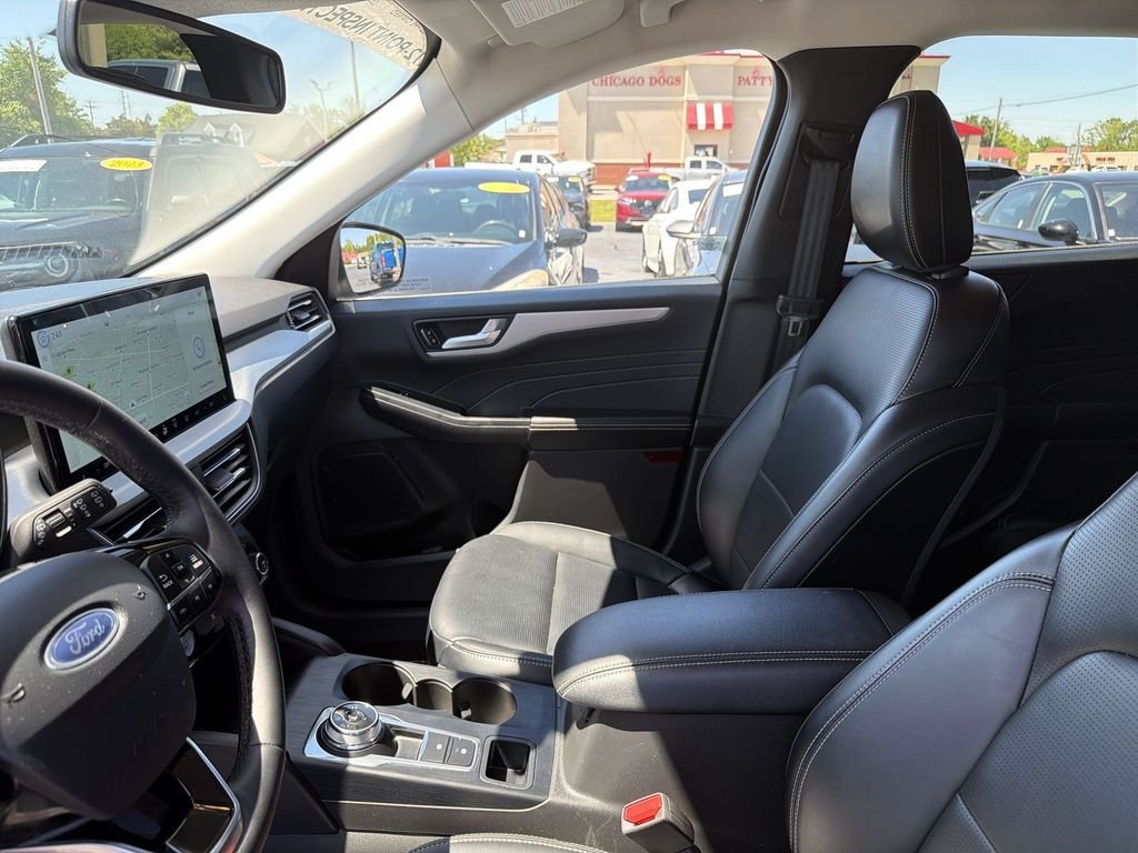 Used 2025  Ford Platinum image 11