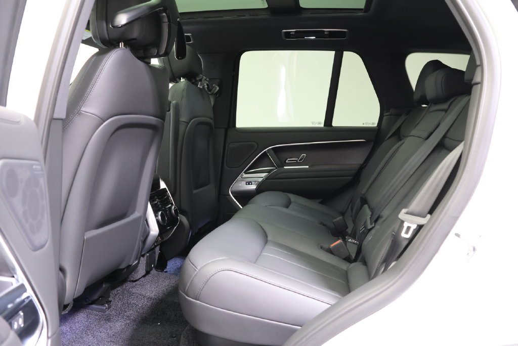 New 2027 Fuji White Land Rover SE image 34