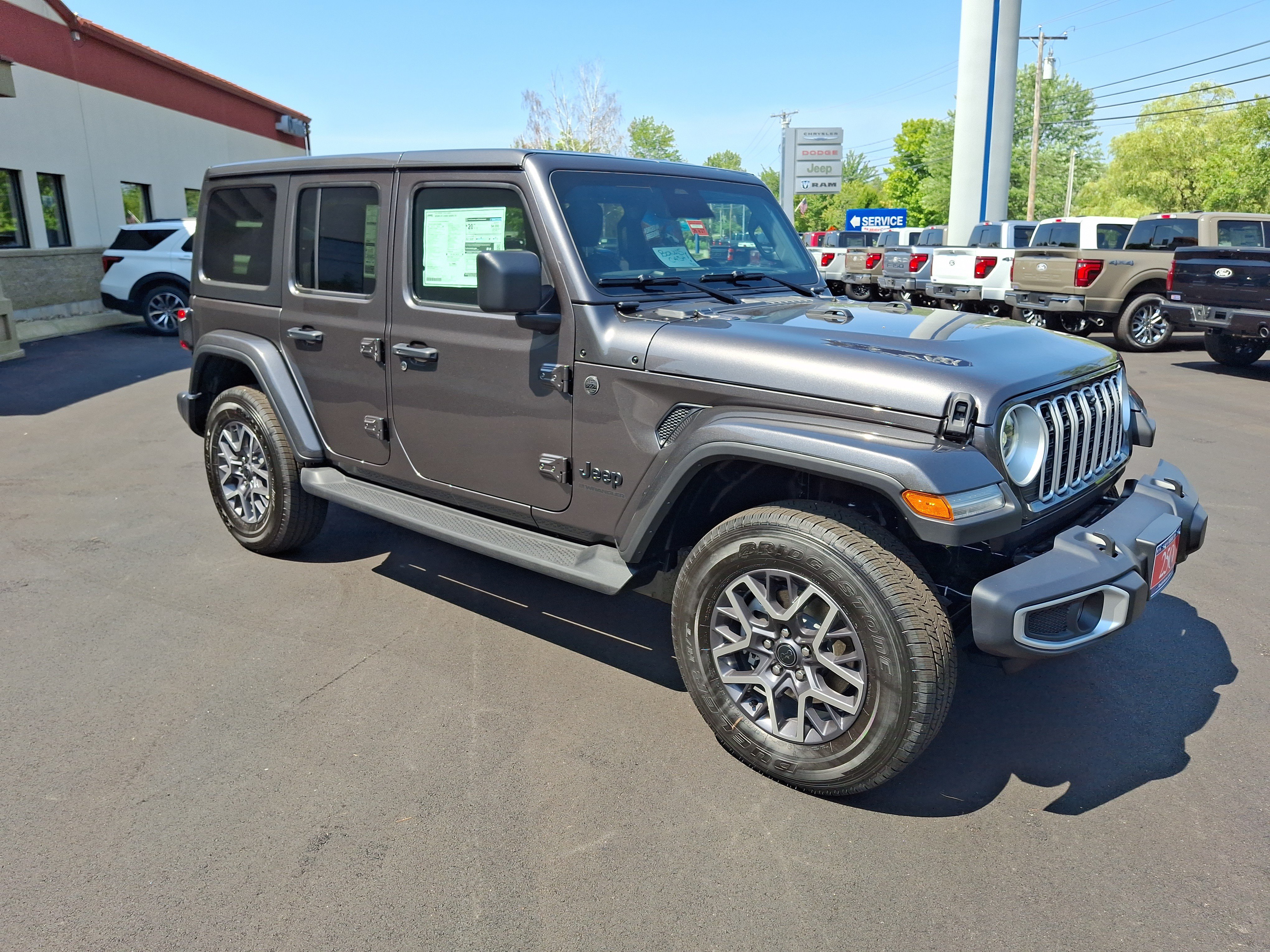 New 2026 Granite Crystal Metallic Clear-Coat Exterior Paint Jeep Sahara image 3