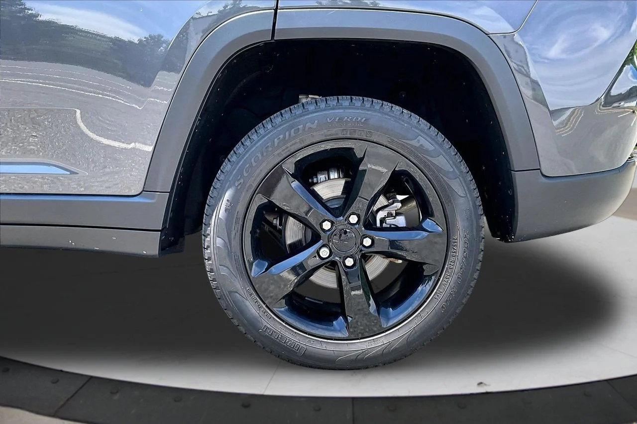 Used 2023 Gray Jeep Limited image 35