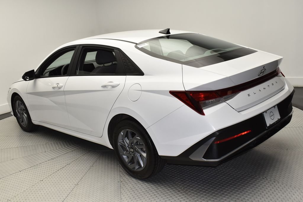 Used 2024 White Hyundai SEL image 7