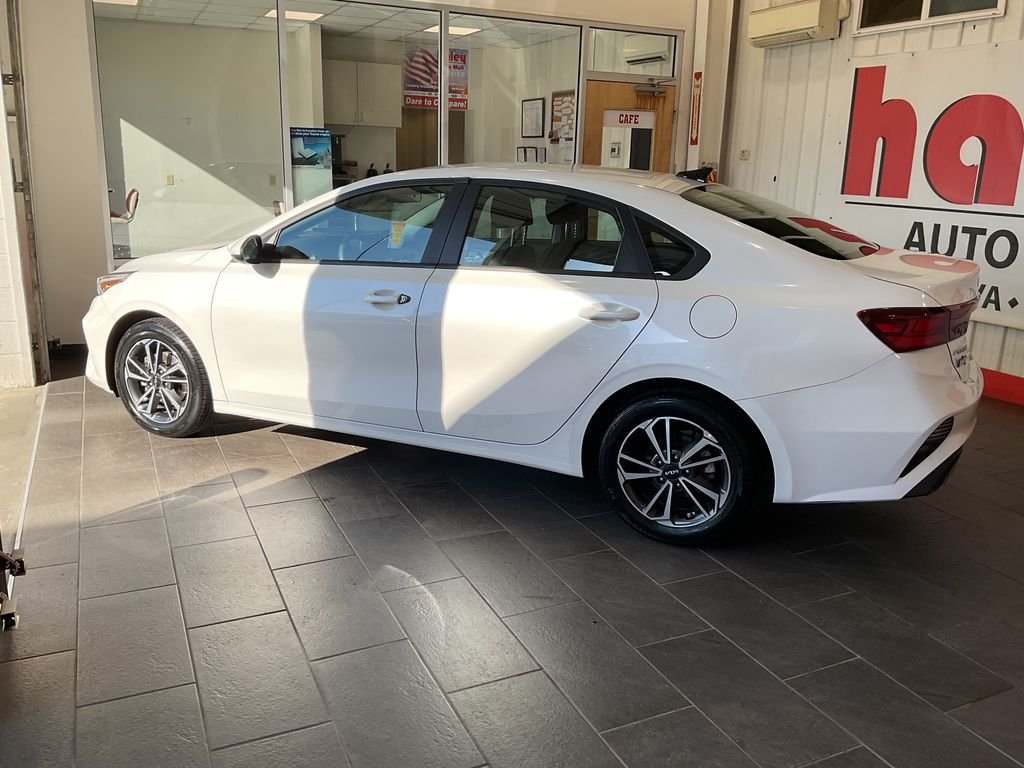 Used 2023 White Kia LXS image 5