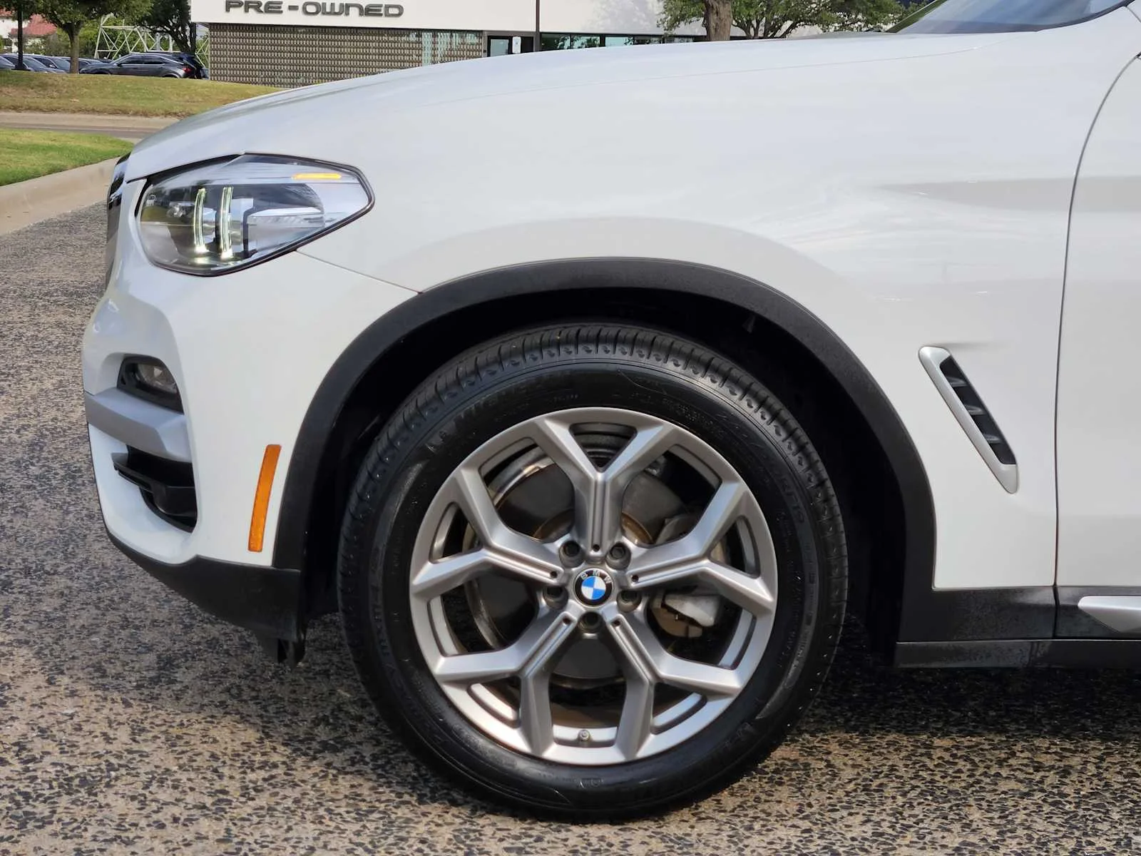 Used 2020 Alpine White BMW sDrive30i image 5