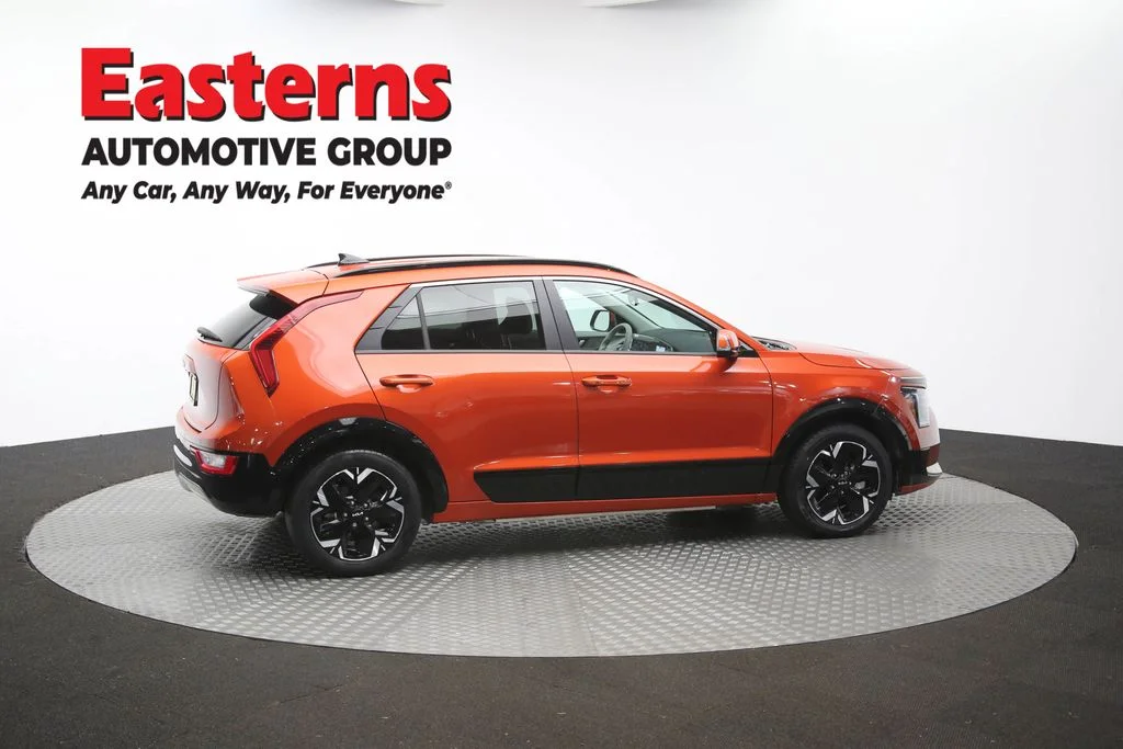 Used 2023 Red Kia Wind image 42