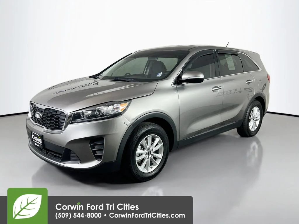Used 2019 Titanium Silver Kia L image 5