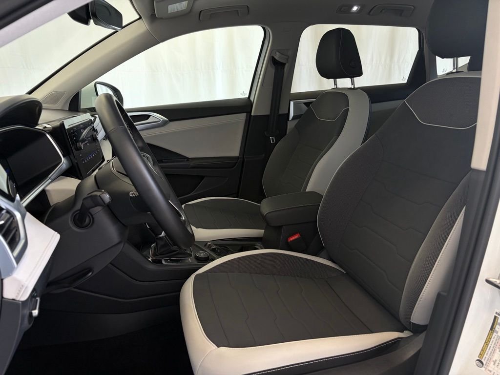 Certified Used 2025 Pure White Volkswagen 1.5T SE image 11
