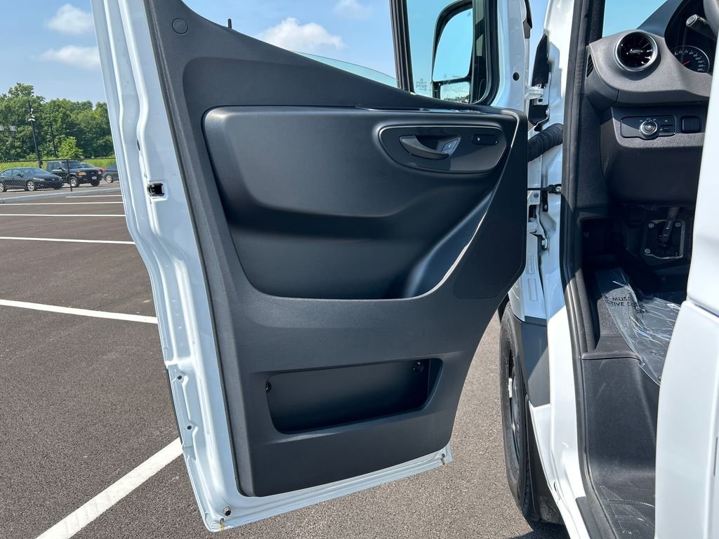 New 2026 Arctic+White Mercedes-Benz Cargo 144 WB image 10