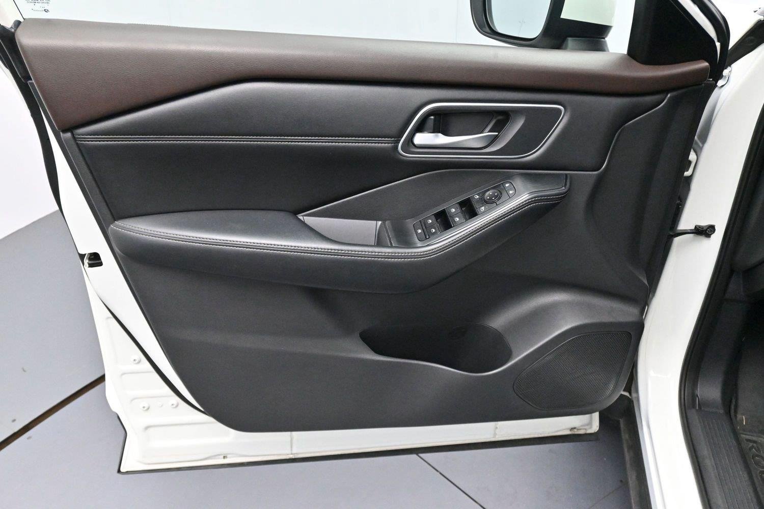 Used 2021 Pearl White Tricoat Nissan SV image 11
