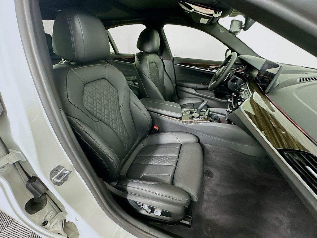 Used 2022 Alpine White BMW 540i xDrive image 29