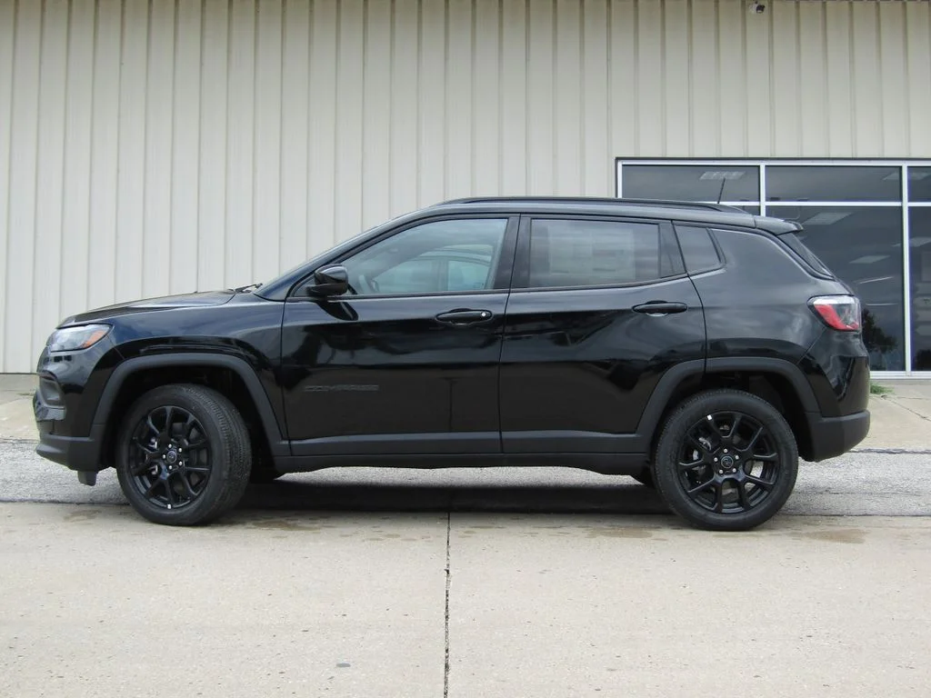 New 2026 Diamond Black Crystal Pearlcoat Jeep Latitude image 11