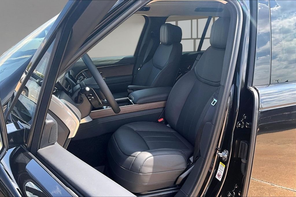 New 2027 Santorini Black Metallic Land Rover SE image 9