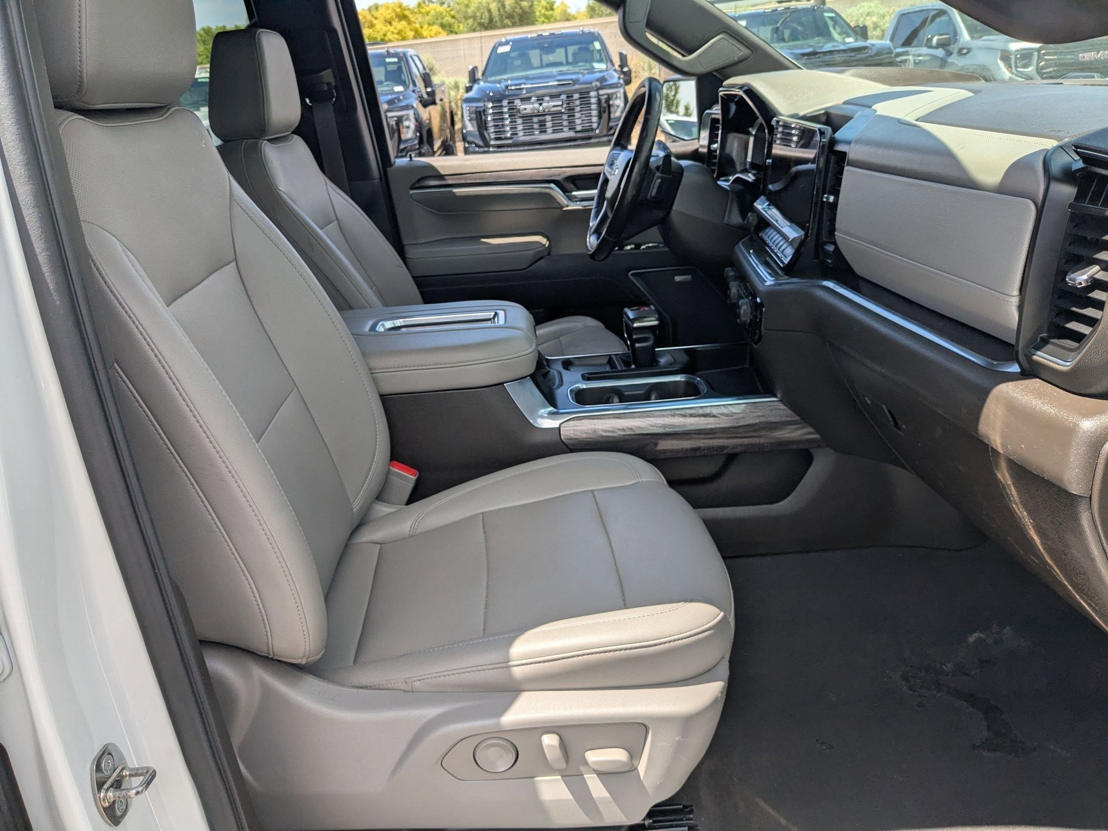 Used 2022 Summit White Chevrolet LTZ image 29